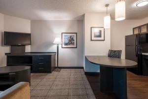 Kuchyň nebo kuchyňský kout v ubytování Sonesta Simply Suites Fort Worth