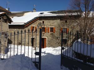 サン・ピエール・デル・フォルサにあるMaison De Caractère En Pierre cal Batlleの雪の家の前の柵