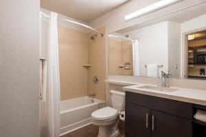Koupelna v ubytování Sonesta Simply Suites Fort Worth