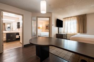 Postel nebo postele na pokoji v ubytování Sonesta Simply Suites Fort Worth
