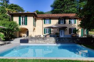 Πισίνα στο ή κοντά στο Villa Riva - by MyHomeInComo