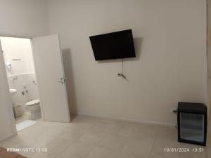 TV i/ili multimedijalni sistem u objektu Raynova