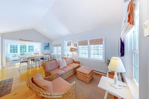 een woonkamer met een bank en een tafel bij Old Wharf Escape in Dennis Port