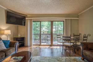 un soggiorno con un divano e un tavolo di 31 Reddina Lane a Hot Springs Village