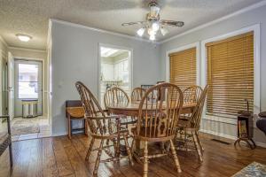 una sala da pranzo con tavolo e sedie di 31 Reddina Lane a Hot Springs Village Altre 15 foto
