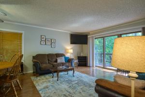 un soggiorno con un divano e un tavolo di 31 Reddina Lane a Hot Springs Village