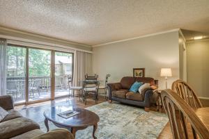 un soggiorno con un divano e un tavolo di 31 Reddina Lane a Hot Springs Village