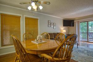 una sala da pranzo con tavolo e sedie in legno di 31 Reddina Lane a Hot Springs Village