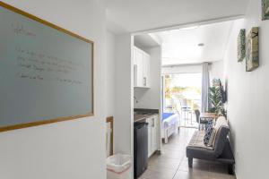 Maho Beach House - Petite Studio - Ocean View的休息区