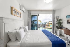 马霍礁Maho Beach House - Petite Studio - Ocean View的一间带床的卧室，可欣赏海景