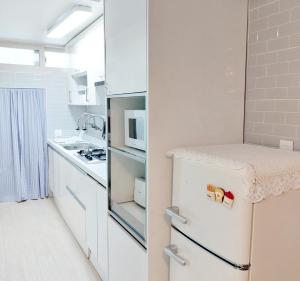 釜山にあるKen Houseの白いキッチン(冷蔵庫、電子レンジ付) +31枚の写真