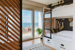 Katil atau katil-katil dalam bilik di The Salty Pelican Yoga & Surf Retreat +37 gambar