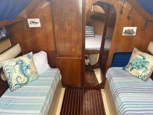 Habitación pequeña con 2 camas en un barco en Hermes, en Caleta de Sebo 4 fotos más