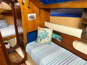 a small room with a bed on a boat at Hermes in Caleta de Sebo