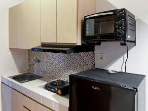 Dapur atau dapur kecil di Stylish Studio Dave Apt Depok with Pool, WiFi, Netflix by 2ndHome