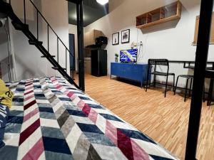Area tempat duduk di Stylish Studio Dave Apt Depok with Pool, WiFi, Netflix by 2ndHome