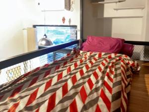 Tempat tidur dalam kamar di Stylish Studio Dave Apt Depok with Pool, WiFi, Netflix by 2ndHome