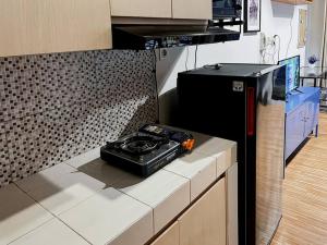 Dapur atau dapur kecil di Stylish Studio Dave Apt Depok with Pool, WiFi, Netflix by 2ndHome