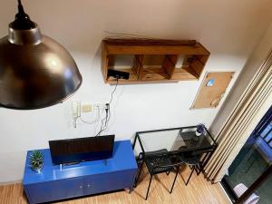 Televisi dan/atau pusat hiburan di Stylish Studio Dave Apt Depok with Pool, WiFi, Netflix by 2ndHome