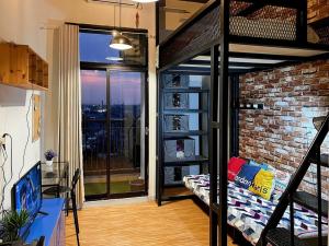 Tempat tidur dalam kamar di Stylish Studio Dave Apt Depok with Pool, WiFi, Netflix by 2ndHome