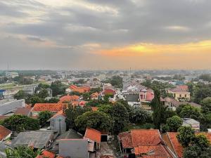 Matahari terbit atau terbenam yang terlihat dari apartemen