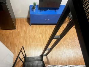 Televisi dan/atau pusat hiburan di Stylish Studio Dave Apt Depok with Pool, WiFi, Netflix by 2ndHome