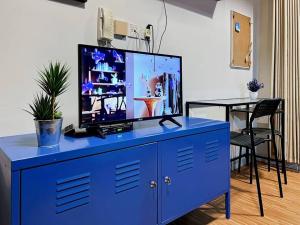 Televisi dan/atau pusat hiburan di Stylish Studio Dave Apt Depok with Pool, WiFi, Netflix by 2ndHome