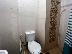 Kamar mandi di Stylish Studio Dave Apt Depok with Pool, WiFi, Netflix by 2ndHome