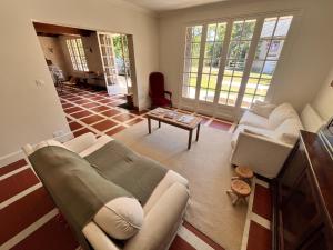 Ruang duduk di L'Ecrin de Famille Maison Mer & Bourg Gold Beach