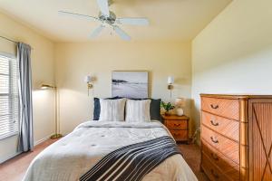 Ένα ή περισσότερα κρεβάτια σε δωμάτιο στο Naples Condo 10 Mi to Beach Pool and Hot Tub Access +16 φωτογραφίες