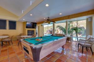 Una sala de estar con una mesa de billar. en Pool with Slide and Playground Arizona Group Getaway!, en Apache Junction