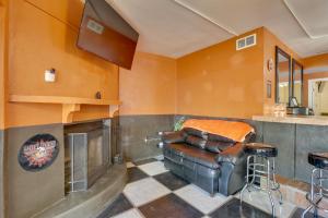 阿帕奇章克申Patio with Desert Views Apache Junction Abode的客厅设有真皮沙发和壁炉