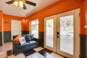 Area soggiorno di Patio with Desert Views Apache Junction Abode