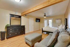 Una sala de estar con un sofá y un espejo. en Pool with Slide and Playground Arizona Group Getaway!, en Apache Junction 36 fotos más