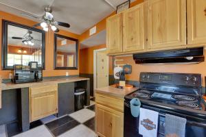 Cucina o angolo cottura di Patio with Desert Views Apache Junction Abode