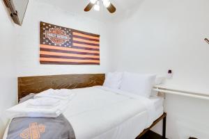 阿帕奇章克申Patio with Desert Views Apache Junction Abode的墙上挂着美国国旗的房间里一张床位