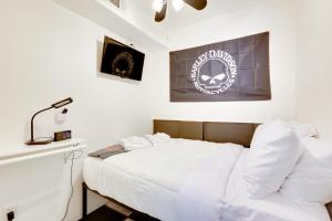 una camera da letto con un letto bianco con cuscini bianchi di Patio with Desert Views Apache Junction Abode ad Apache Junction