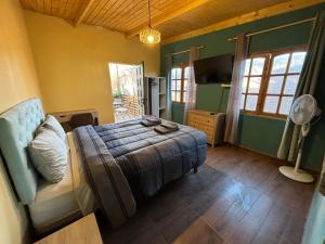 una camera da letto con un letto e un divano in una stanza di Lascar 31 a San Pedro de Atacama