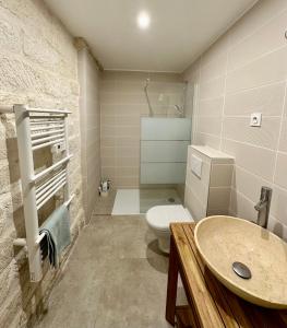 a bathroom with a toilet and a sink at T2 Centre-Ville, Jardin, Tram, Netflix, Wi-Fi in Montpellier