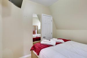 Postel nebo postele na pokoji v ubytování A-Frame with Patio and Mtn Views Arizona Retreat