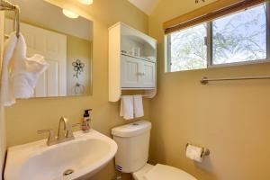 Koupelna v ubytování A-Frame with Patio and Mtn Views Arizona Retreat + 19 fotografií