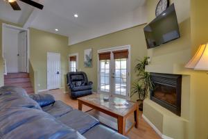 טלויזיה ו/או מרכז בידור ב-Desert-View Home with Large Loft in Apache Junction!