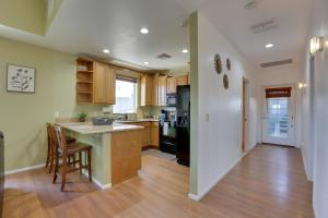 מטבח או מטבחון ב-Desert-View Home with Large Loft in Apache Junction!