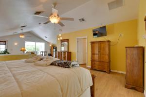 מיטה או מיטות בחדר ב-Desert-View Home with Large Loft in Apache Junction!