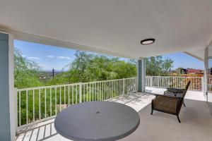 מרפסת או טרסה ב-Desert-View Home with Large Loft in Apache Junction!