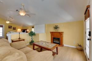 אזור ישיבה ב-Desert-View Home with Large Loft in Apache Junction!