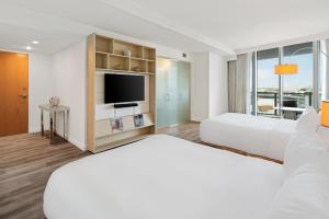 TV a/nebo společenská místnost v ubytování The Grayson Hotel Miami Downtown