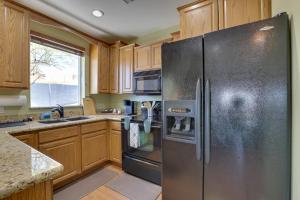 מטבח או מטבחון ב-Desert-View Home with Large Loft in Apache Junction!