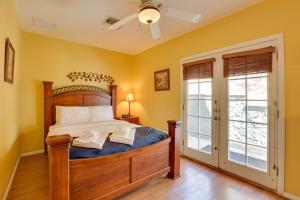 מיטה או מיטות בחדר ב-Desert-View Home with Large Loft in Apache Junction!