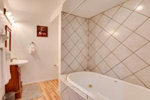 חדר רחצה ב-Desert-View Home with Large Loft in Apache Junction!